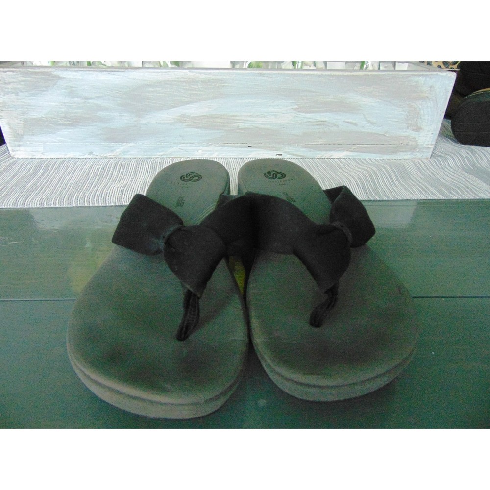 Cloud Stepper Sandals by Clark. great comfort shoes. Size 8 in black-